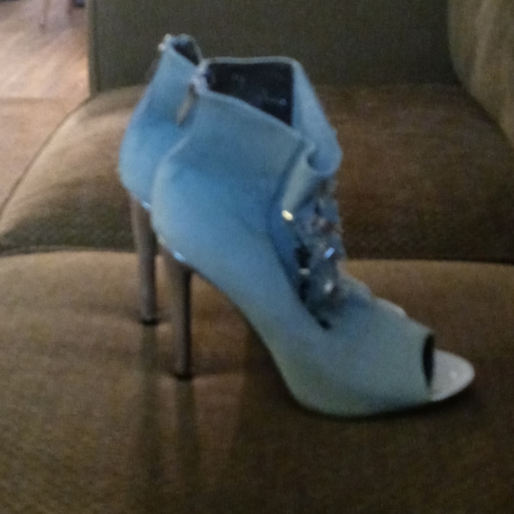 Shoes - Picture 3 of 4